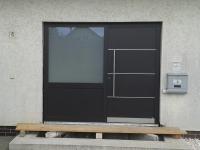 Haustür in schwarz mit breitem Seitenteil