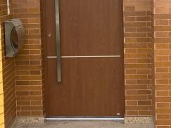 Haustür in Holzoptik nachher