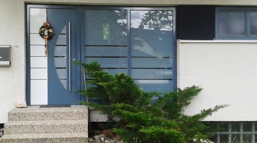 Haustür mit Milchglas-Festverglasung