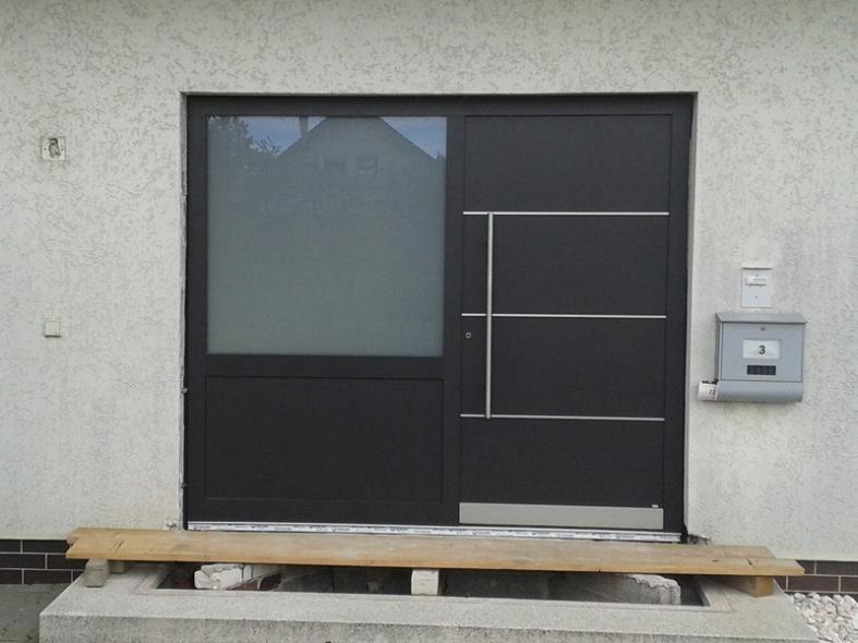 Haustür in schwarz mit breitem Seitenteil